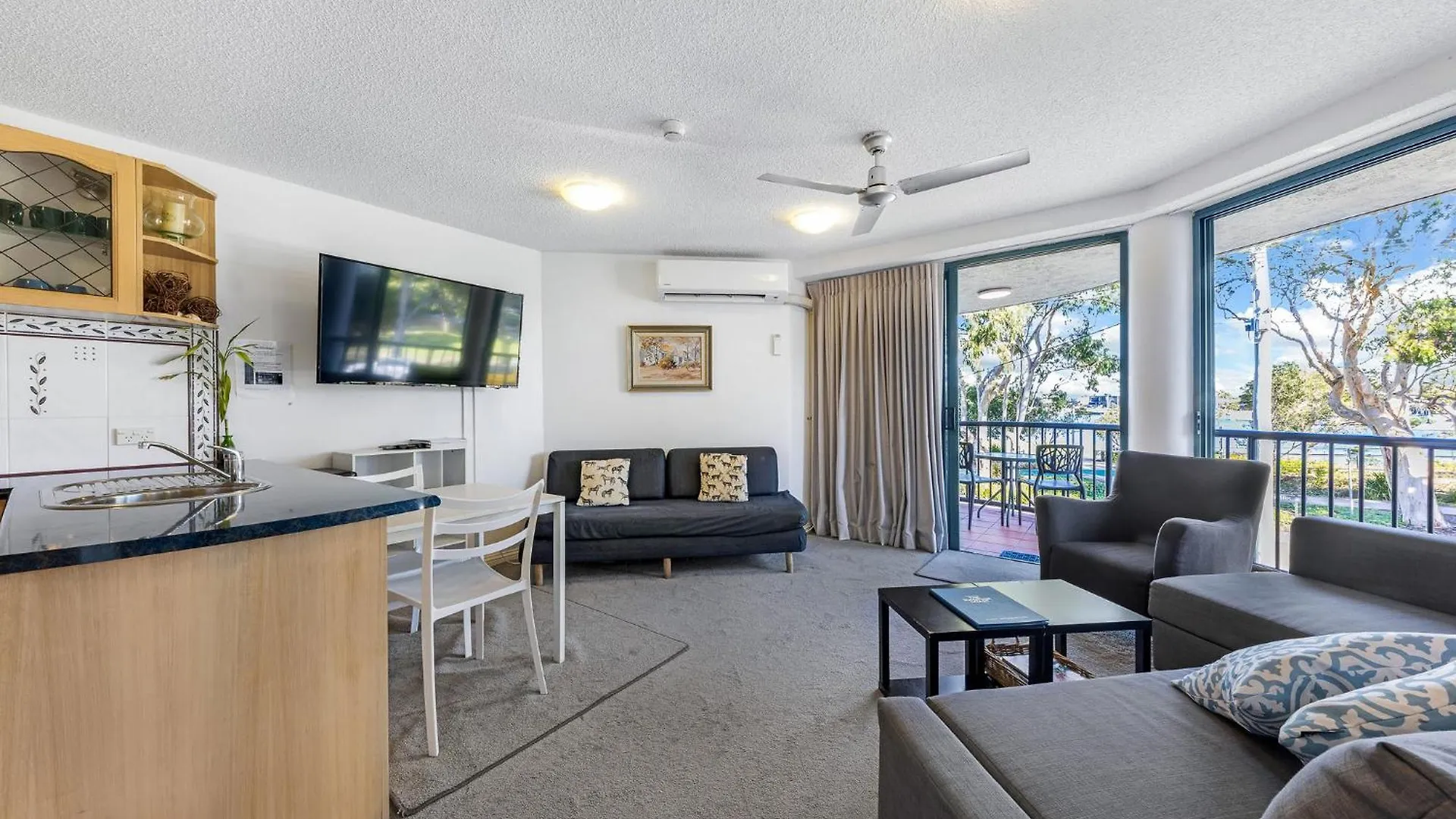 Excellsior Apartments Mooloolaba 4*,